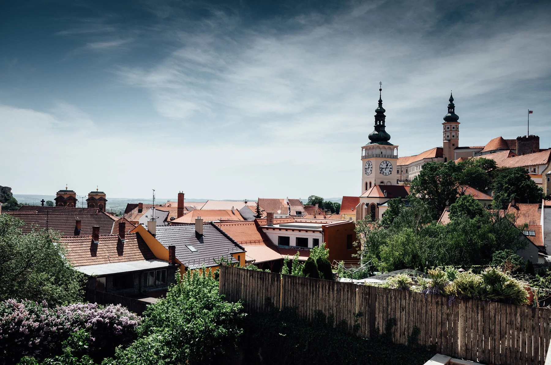 Výhled na mikulovský zámek a střechy historického centra